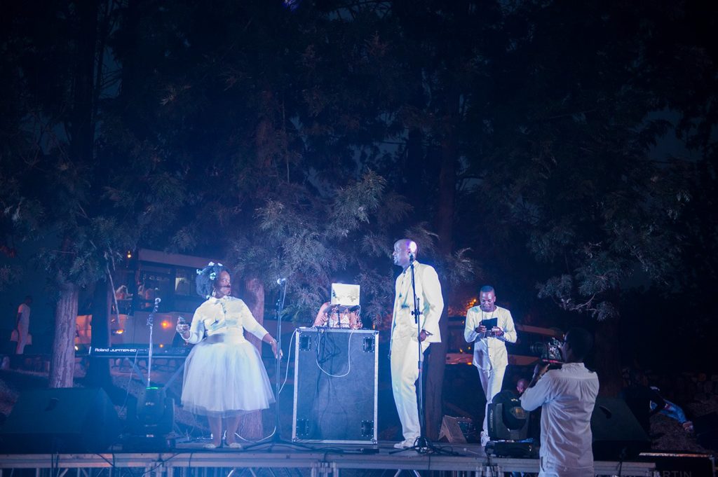 MC Donnalee Donaldson. Diner en Blanc Kigali 2016